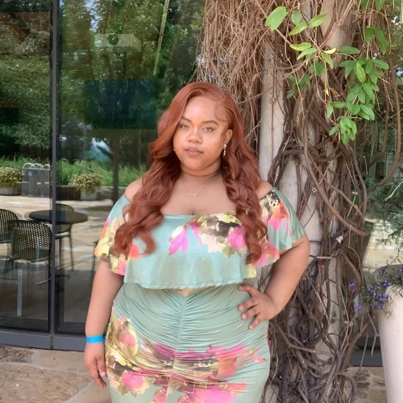 This dress stretches!😍🌺 And you will definitely be complimented. Worn once!❤️ - Picture 2 of 4